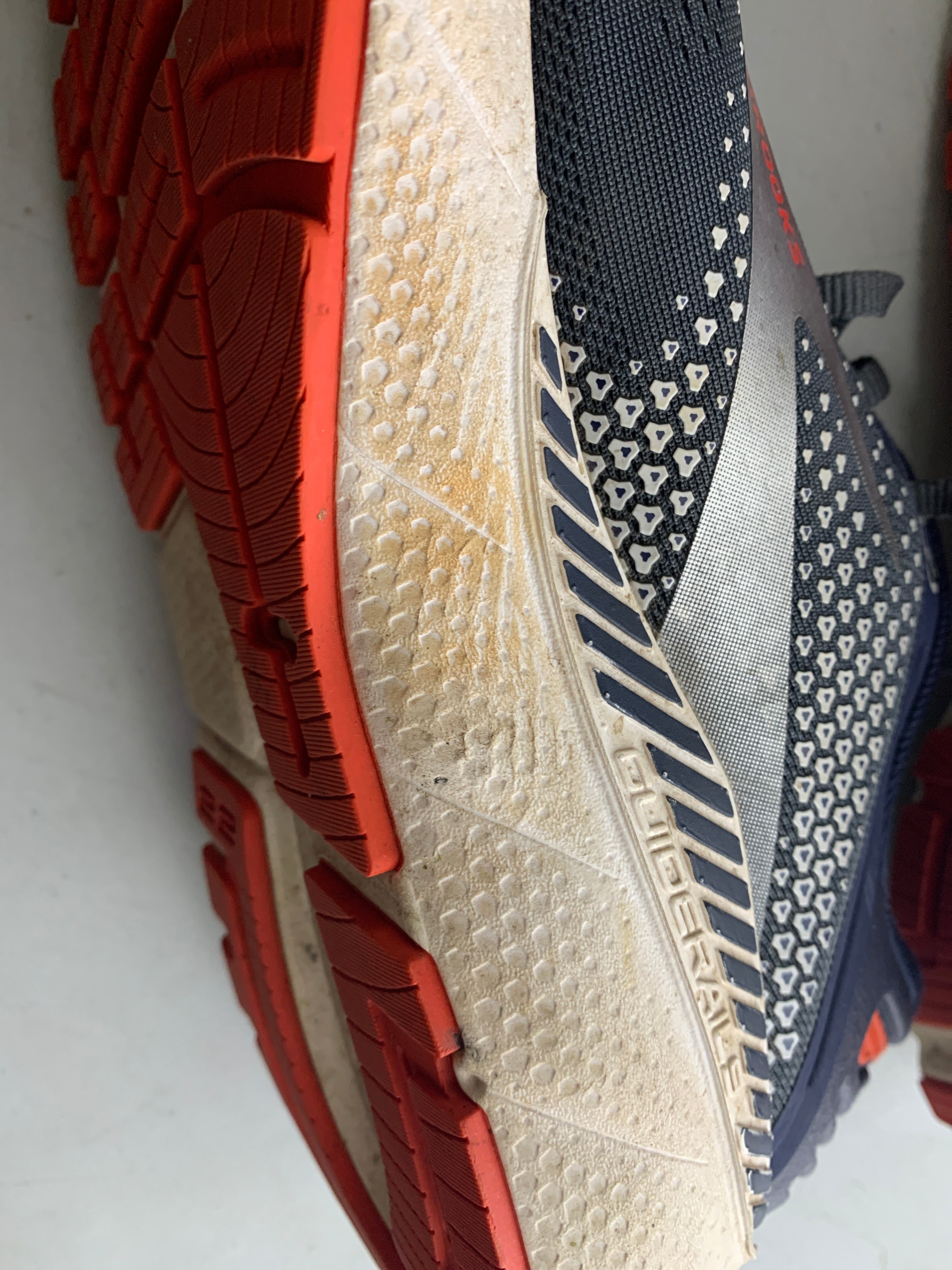 BROOKS Tenis Deportivo Basic - Hombre - US 10.5