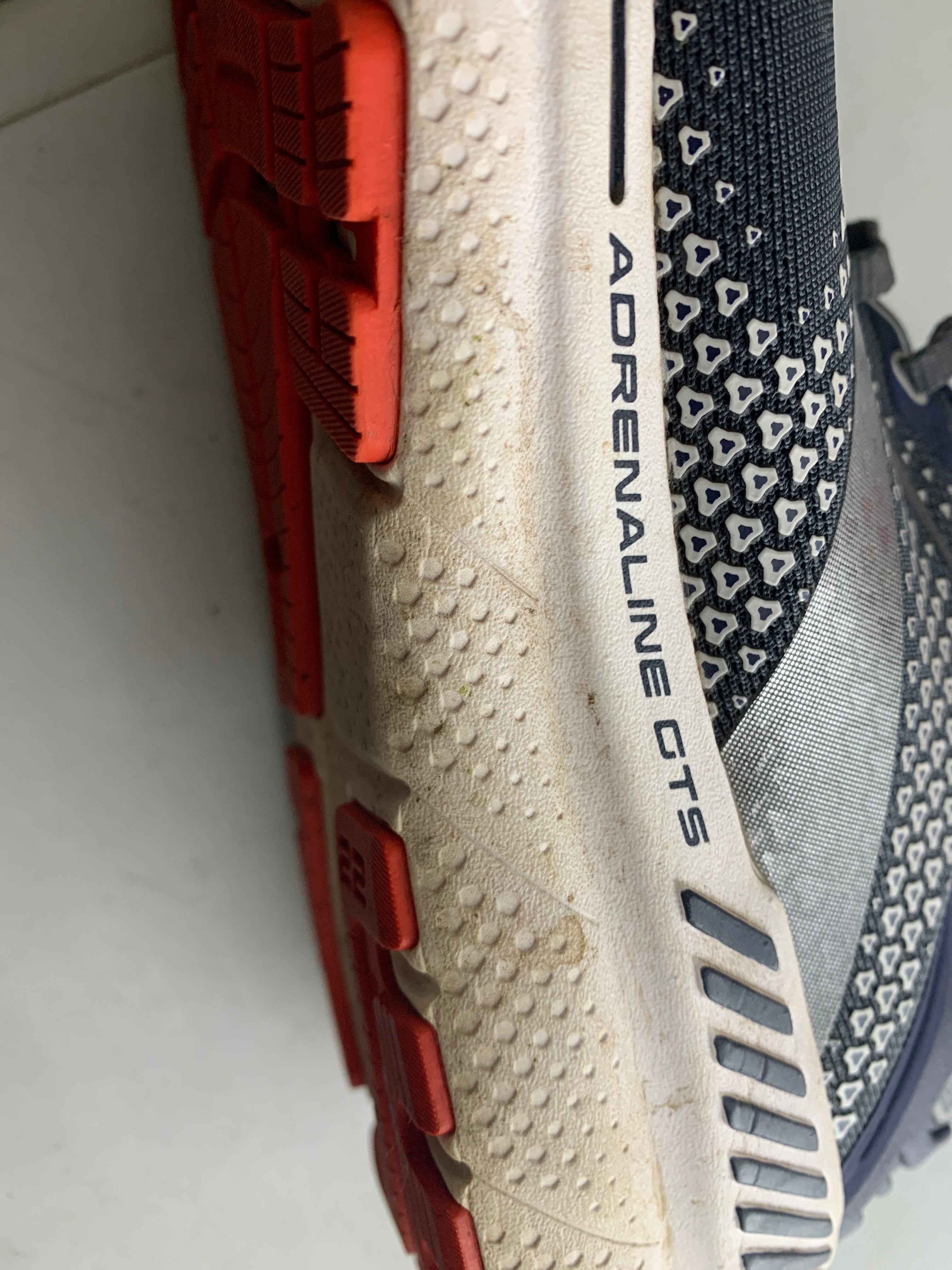 BROOKS Tenis Deportivo Basic - Hombre - US 10.5